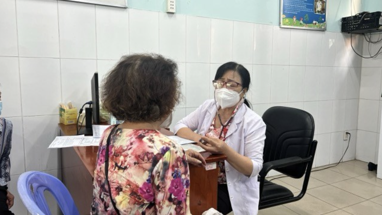 Kê đơn thuốc dài ngày dịp lễ, Tết: Giảm đi lại cho người bệnh nhưng phải “cá thể hóa” từng trường hợp